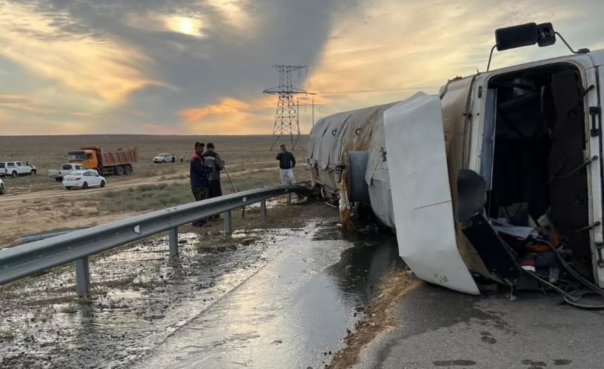 Нефть вытекла на землю из опрокинувшейся фуры в Мангистау