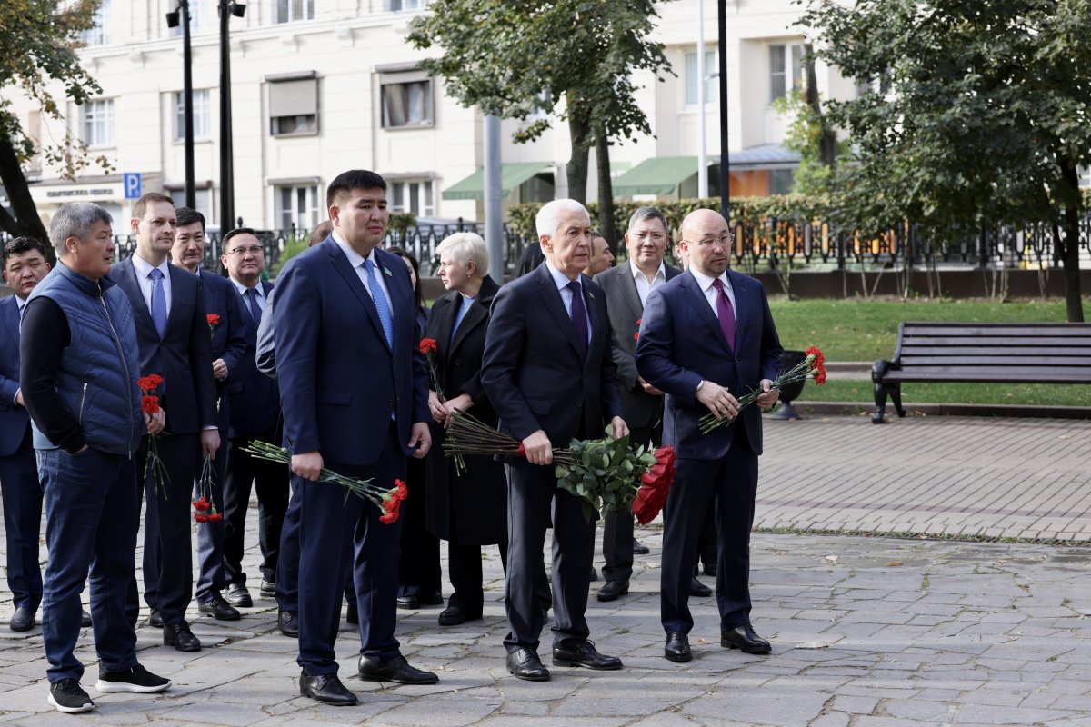 Делегаты AMANAT посетили памятник Абая в Москве