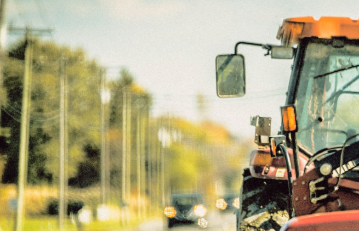 Трактор столкнулся с Chevrolet Cobalt в Караганде (ВИДЕО)