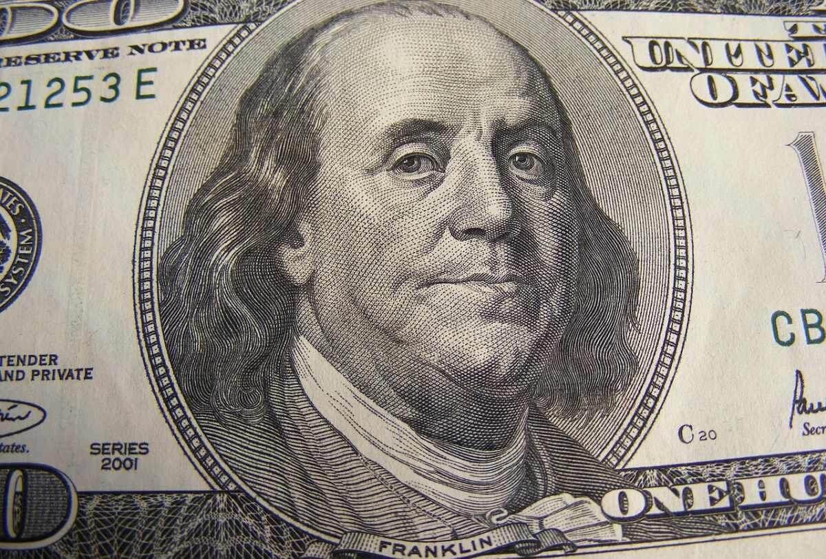 За сколько продают доллары в обменниках 1 октября