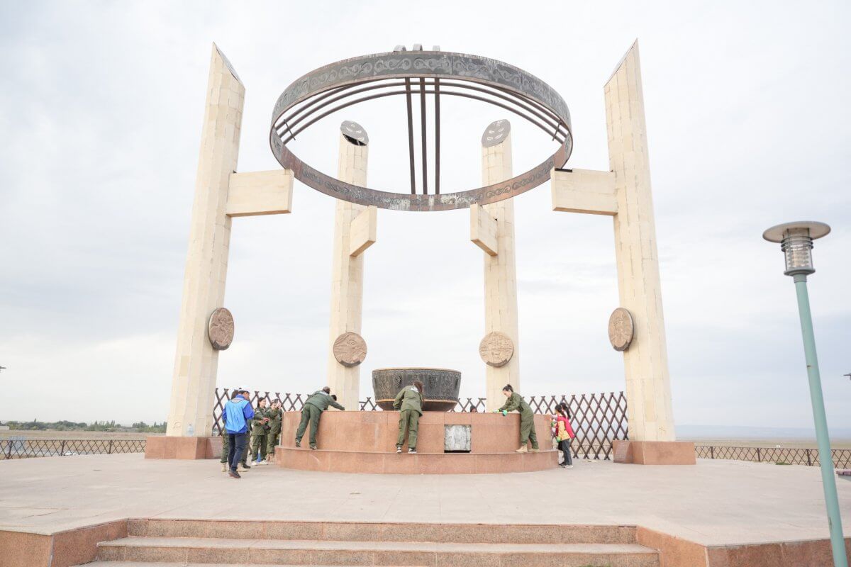 Урок истории на свежем воздухе: молодежь очистила сакральный комплекс в Жамбылской области