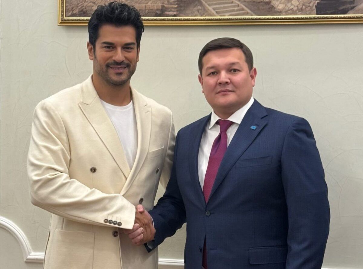 Фанаты Бурака Озчивит не выдержали и упали к его ногам в Актау (ВИДЕО)