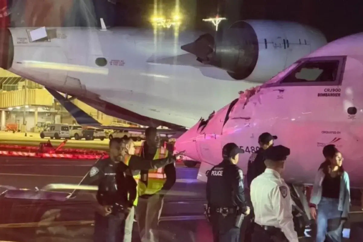 Бортпроводница пострадала при столкновении двух самолетов в Нью-Йорке