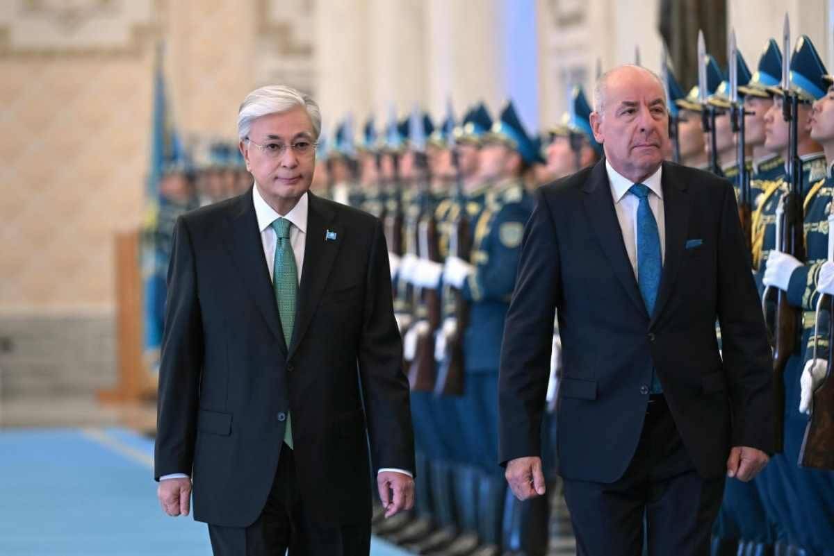 Президента Венгрии торжественно встретили в Акорде