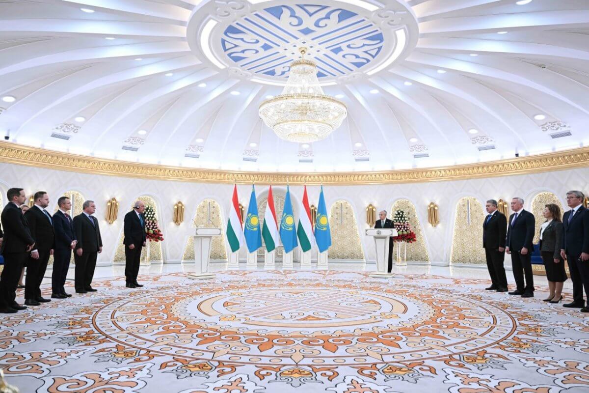 Токаев наградил президента Венгрии орденом "Достық" I степени