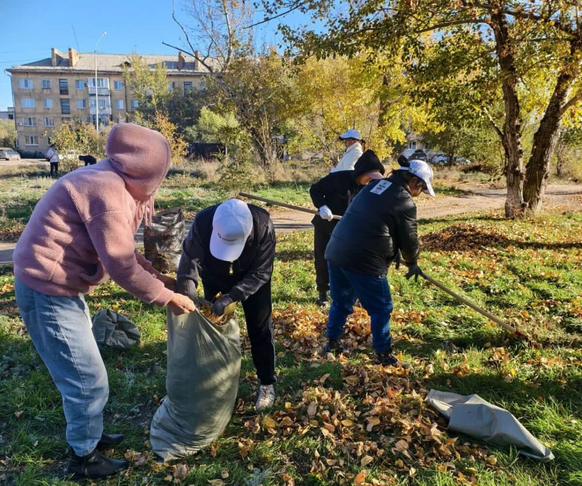 Парки и дороги очистили в рамках акции "Таза бейсенбі" в регионах Казахстана