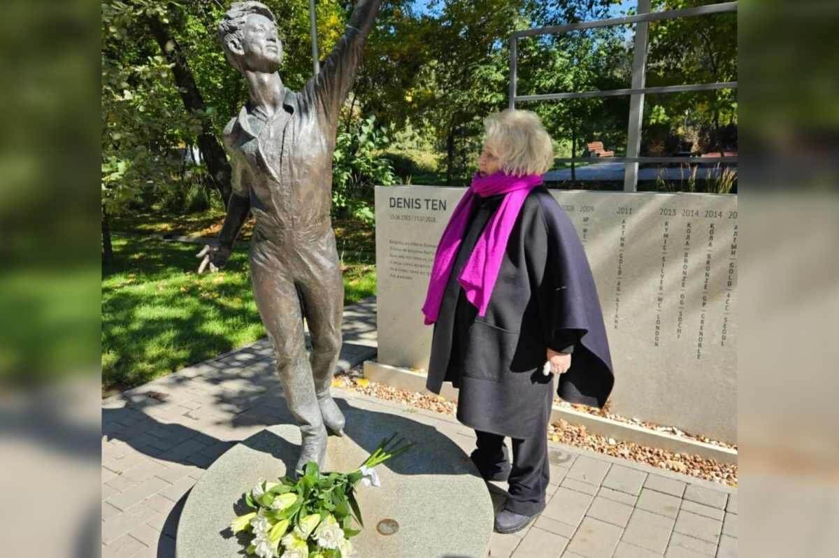 Татьяна Тарасова посетила памятник Денису Тену в Алматы