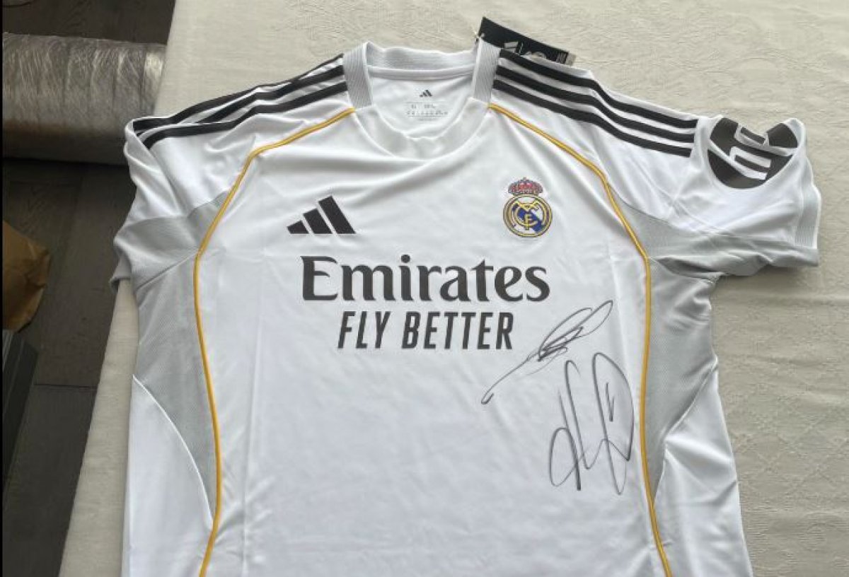 Казахстанец выставил на аукцион футболку с автографами Мбаппе и Родриго за 400 тысяч тенге