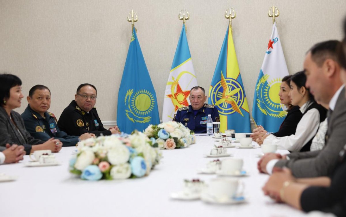 Министр обороны поздравил и наградил педагогов военных колледжей