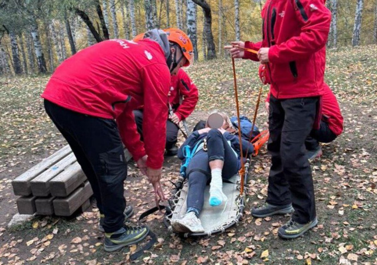 Женщину спустили с гор на носилках в Алматы