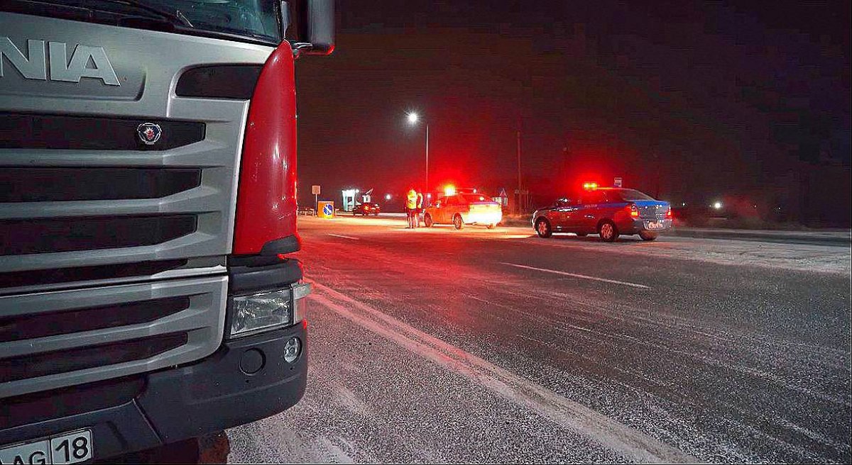 Казахстанцы застряли на трассе из-за гололеда в ВКО