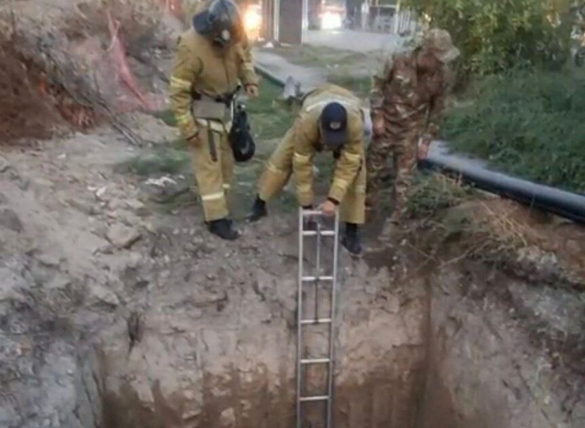 Мужчина упал в трехметровую яму с дождевой водой в Алматинской области