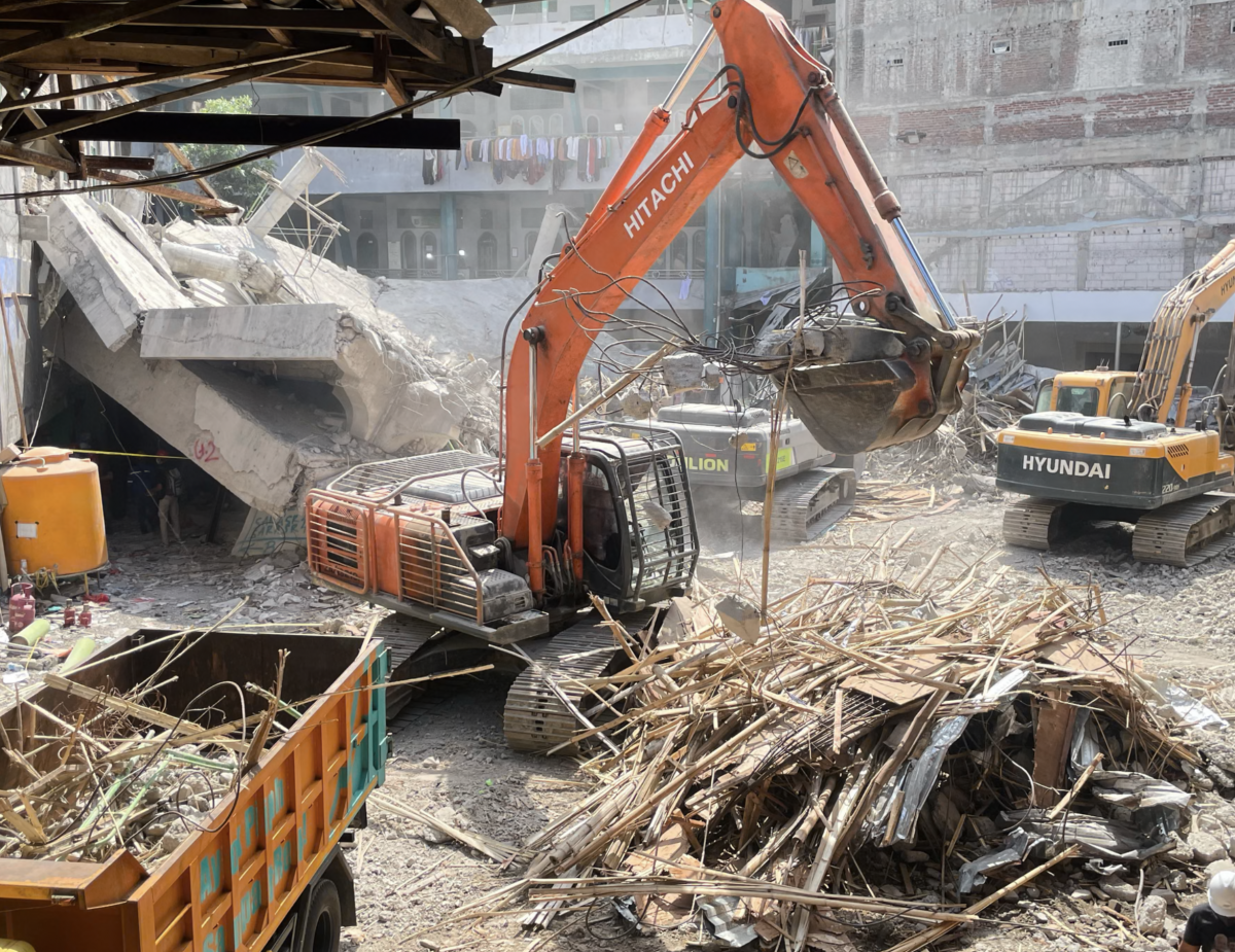 54 ученика погибли при обрушении здания школы в Индонезии