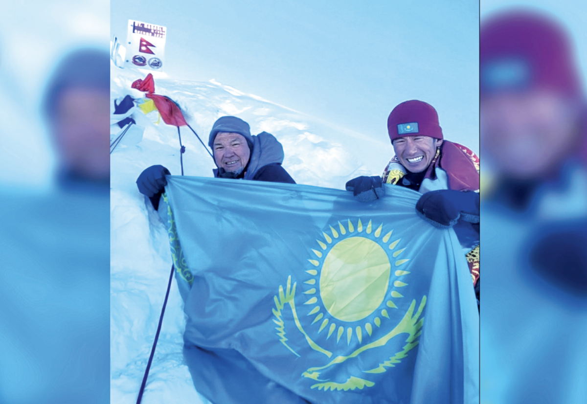 Флаг Казахстана подняли на восьмитысячник в Гималаях