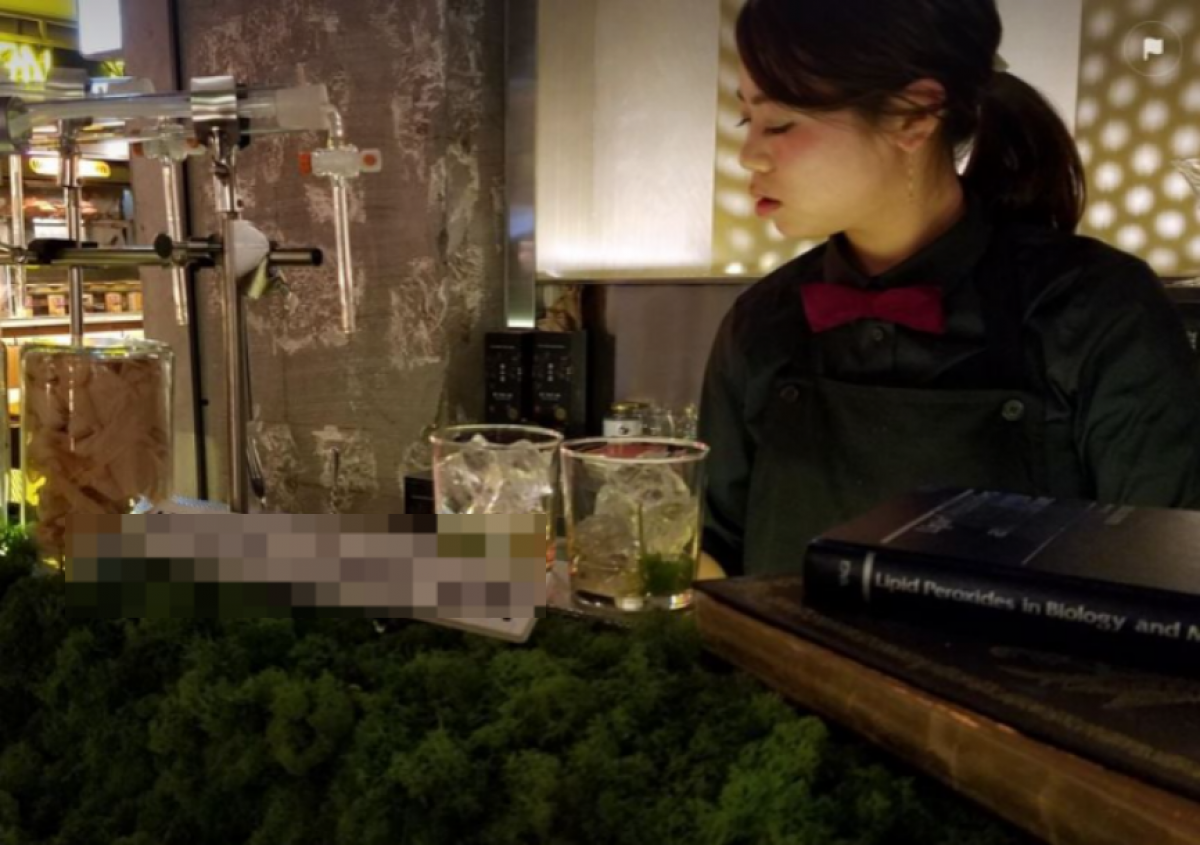 Официантка украла у клиента 150 тысяч тенге через приложение банка в Астане