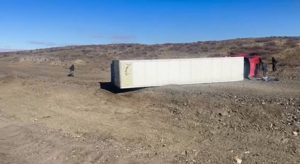 Грузовик опрокинулся на трассе в Абайской области: водитель скончался