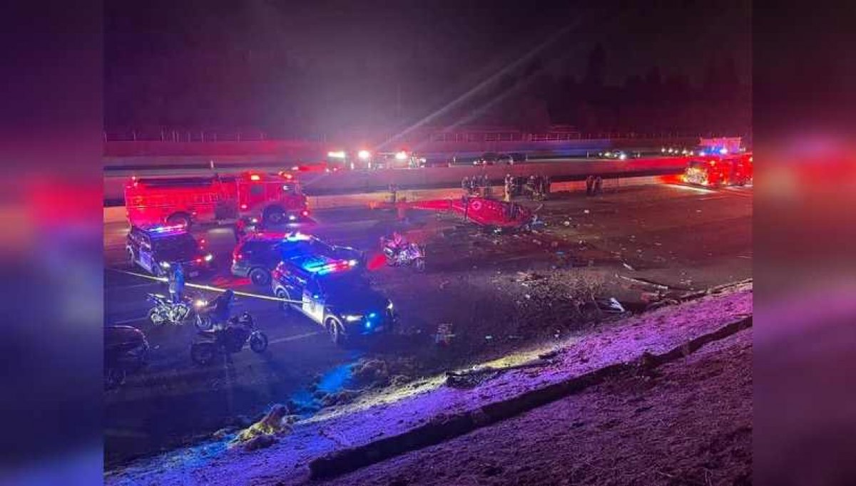 Вертолет санавиации упал на автомагистраль в США