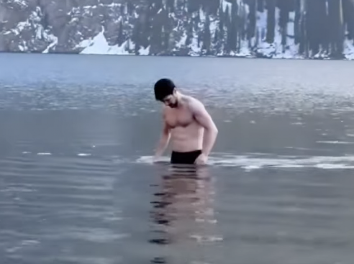 Павел Дуров искупался в ледяных водах Кольсайского озера (ВИДЕО)