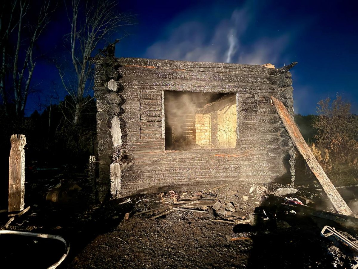 Мужчина поджег дом с сожительницей и тремя детьми