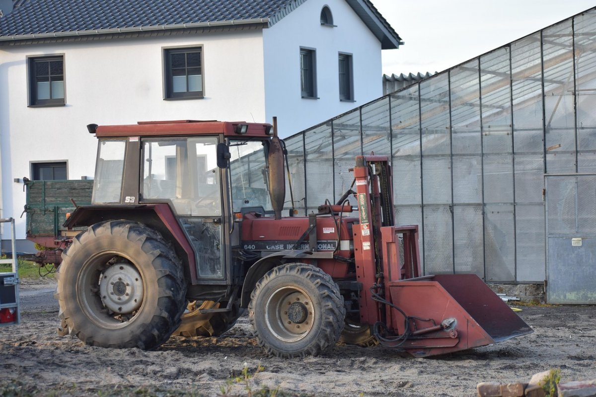 Мужчина погиб под колесами трактора в Петропавловске
