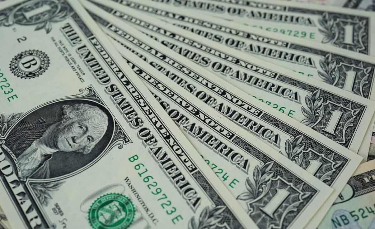 За сколько продают доллары в обменниках перед выходными