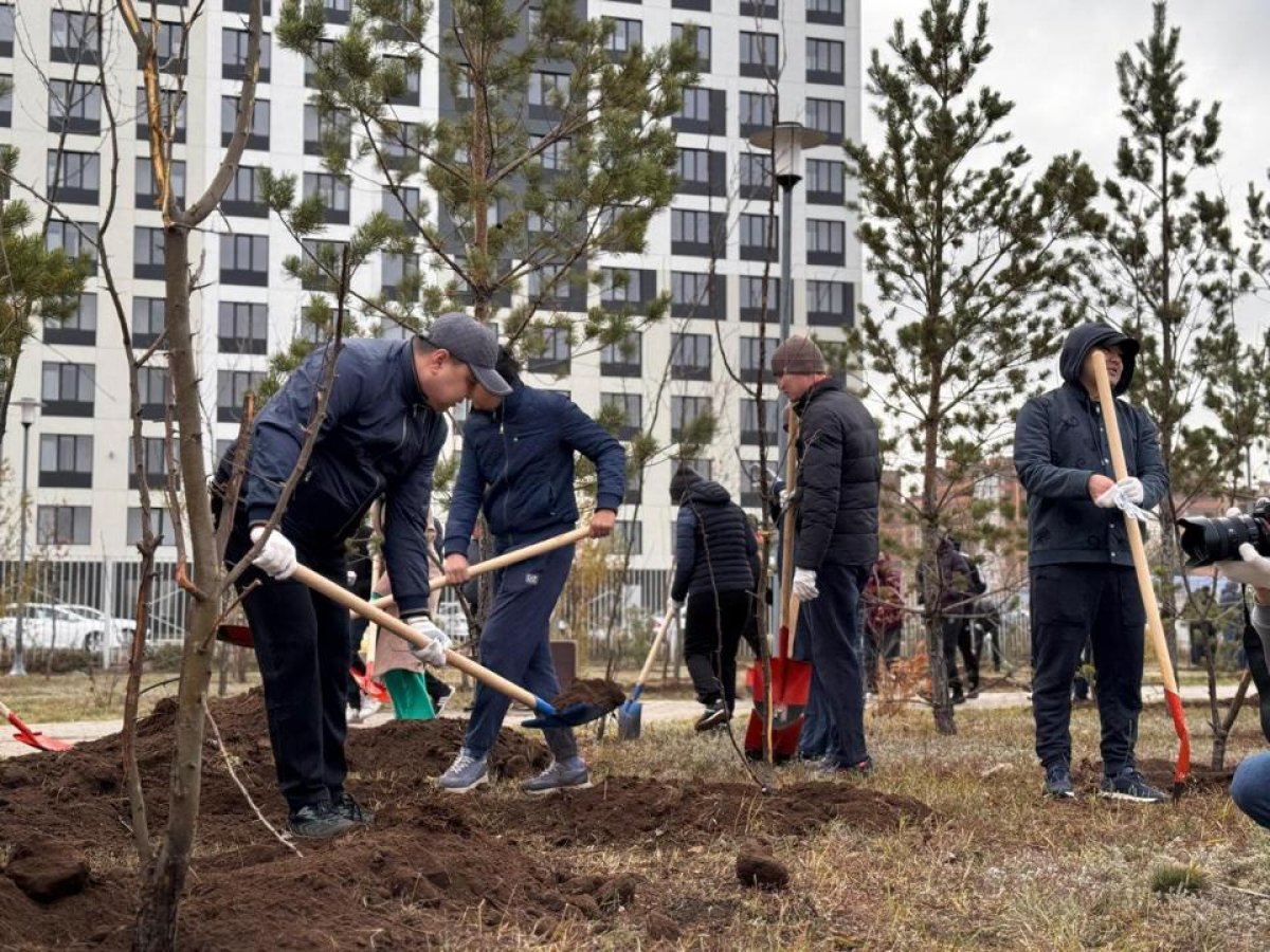 "Таза Қазақстан": Астана провела общегородскую уборку с посадкой деревьев
