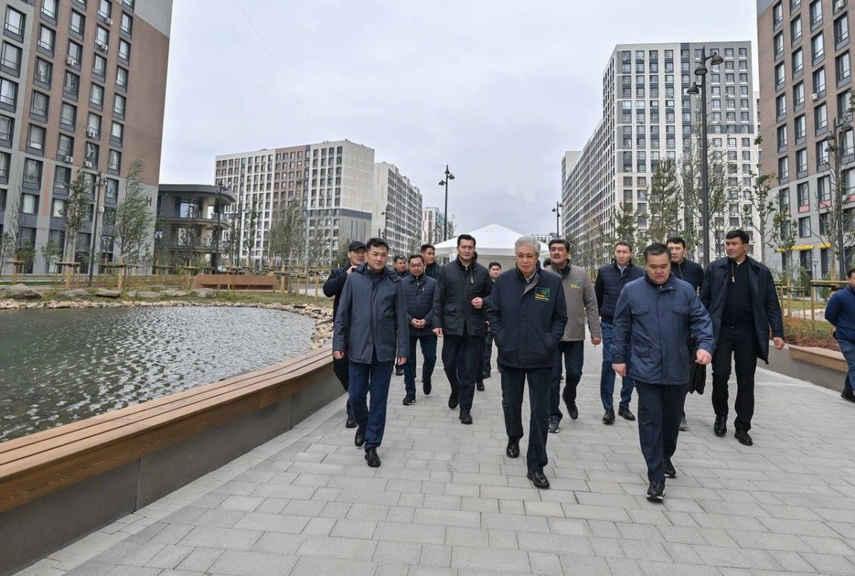 Токаев осмотрел благоустроенный бульвар Greenline в Астане