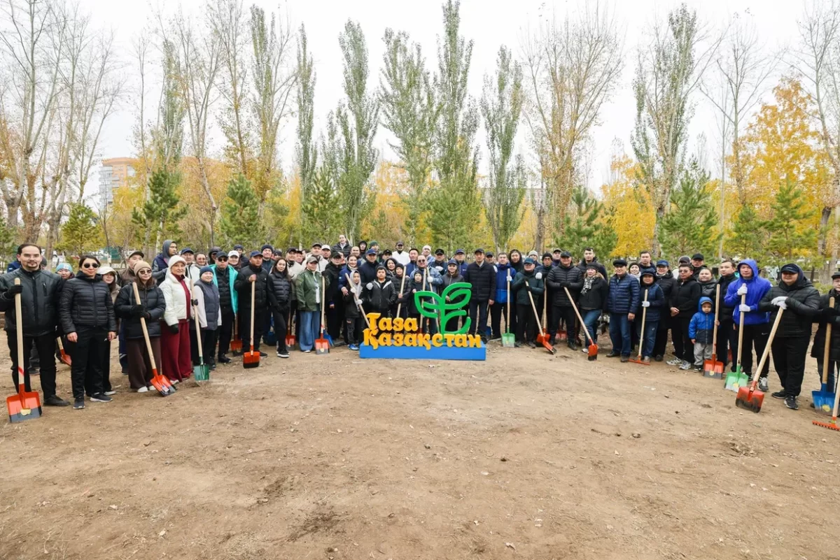 Партия AMANAT провела субботник в Астане в рамках акции "Таза Қазақстан"