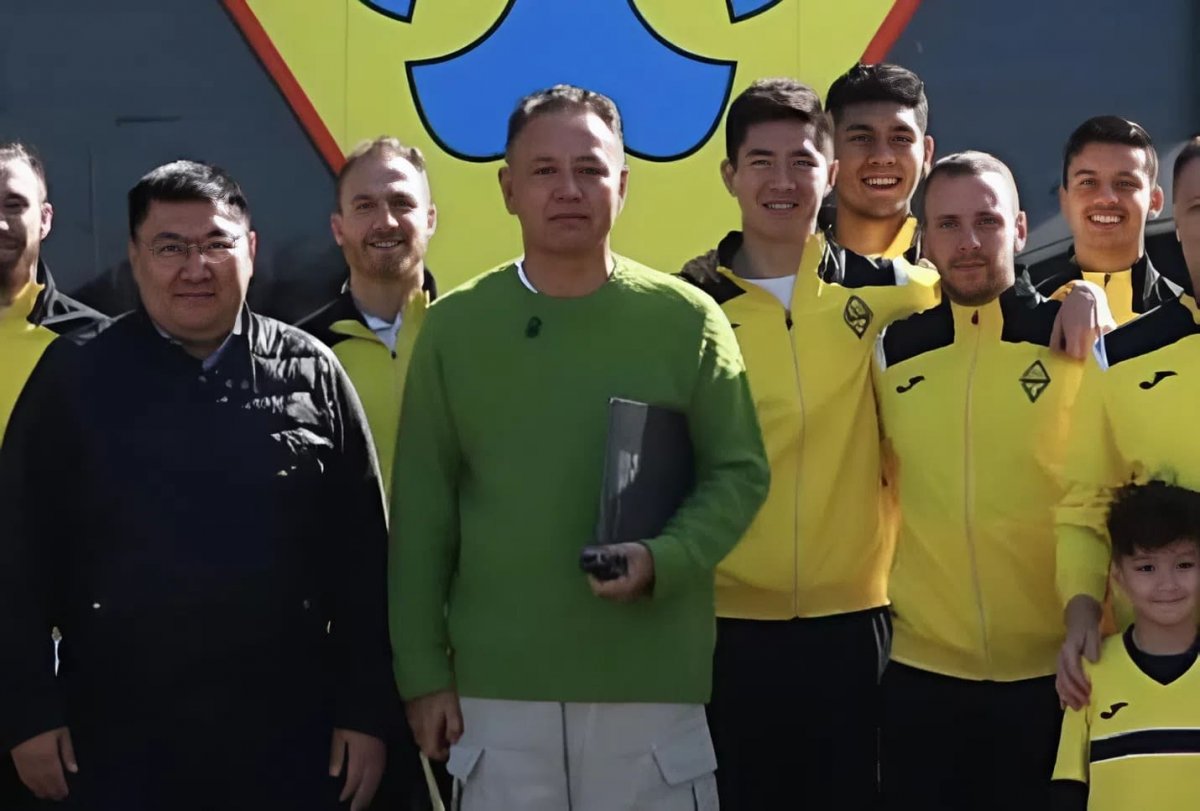 Турсен Алагузов подарил ФК "Кайрат" два микроавтобуса