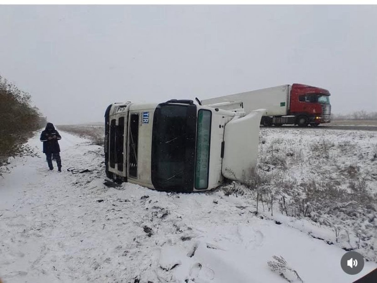 На трассе Щарбакты – Павлодар перевернулась фура
