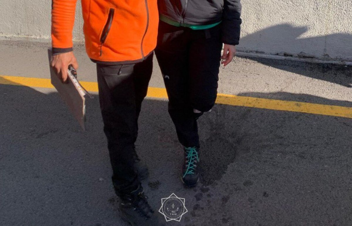 Туристка травмировала ногу в горах Алматы на высоте 3 тысяч метров