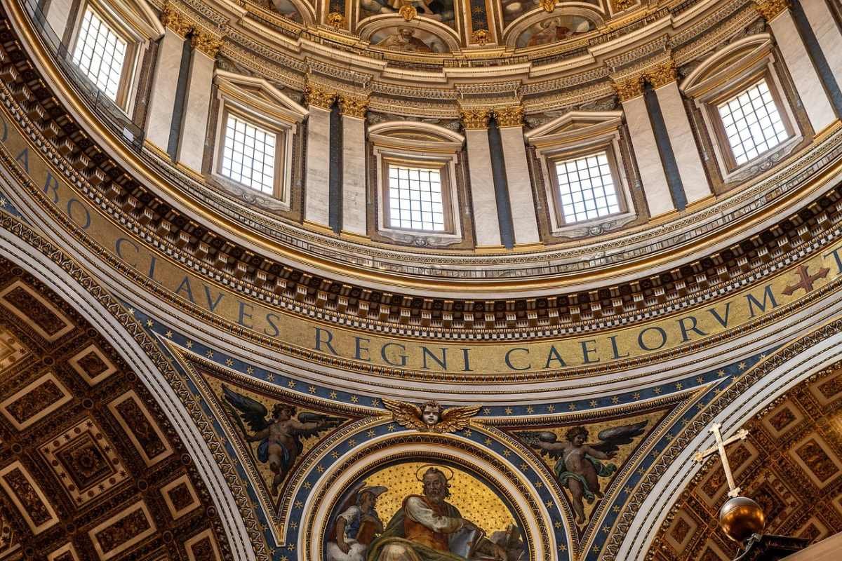 Мужчина справил нужду на алтарь Святого Петра в Ватикане