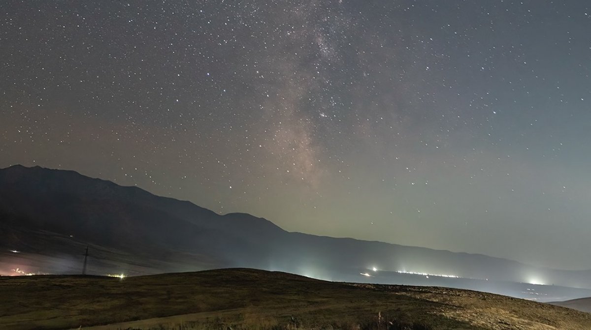 Фотограф показал завораживающие снимки Млечного пути над горами Туркестанской области