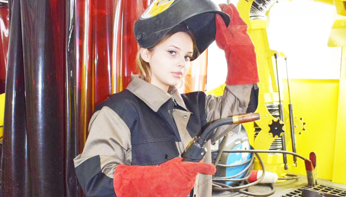 Как студентка из Тараза ломает "мужской" стереотип о сварочном деле