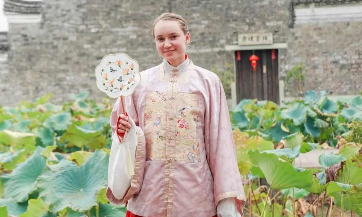 Рыбакина стала героиней фотосессии в Китае