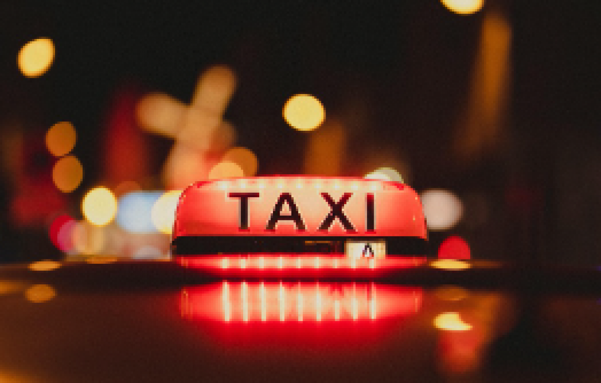 Казахстанская блогерша высмеяла слабослышащего таксиста, чем разгневала Казнет