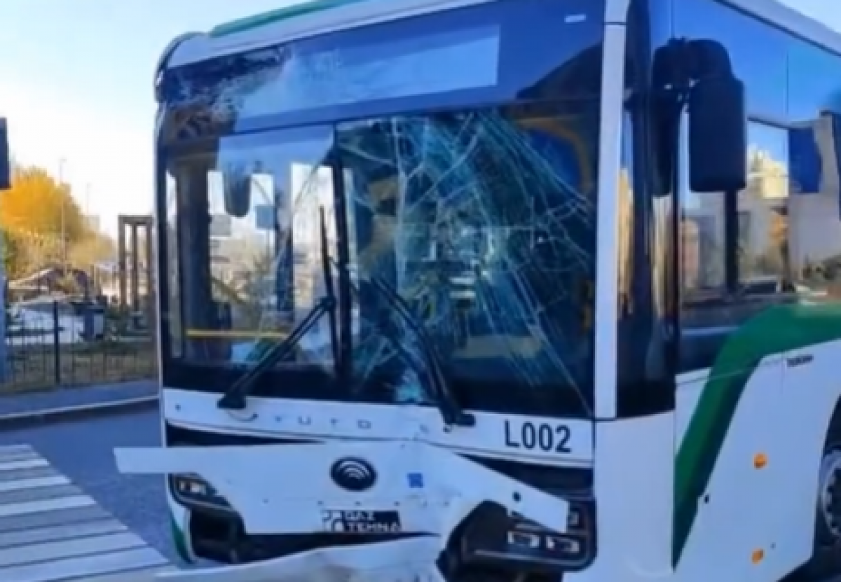 Автобус влетел в дорожный знак и повредил рекламный щит в Астане (ВИДЕО)