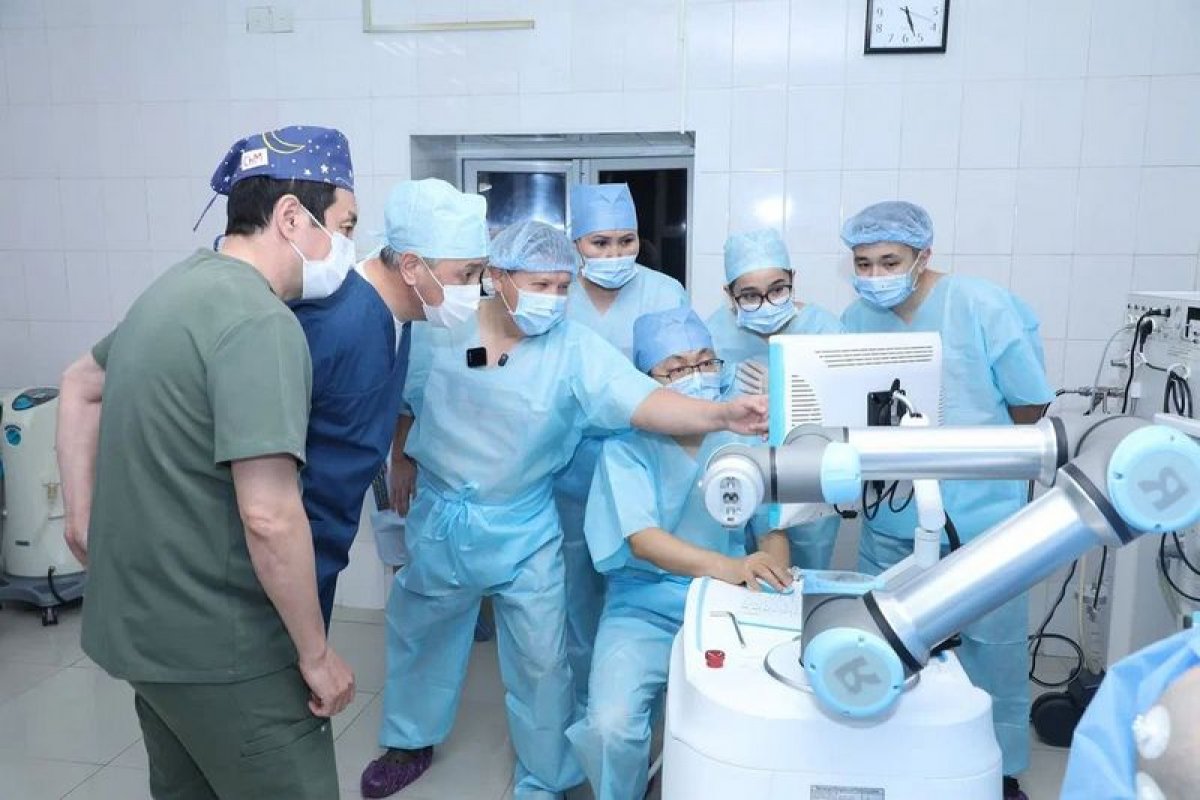 Робот с искусственным интеллектом будет делать операции на мозге в Караганде