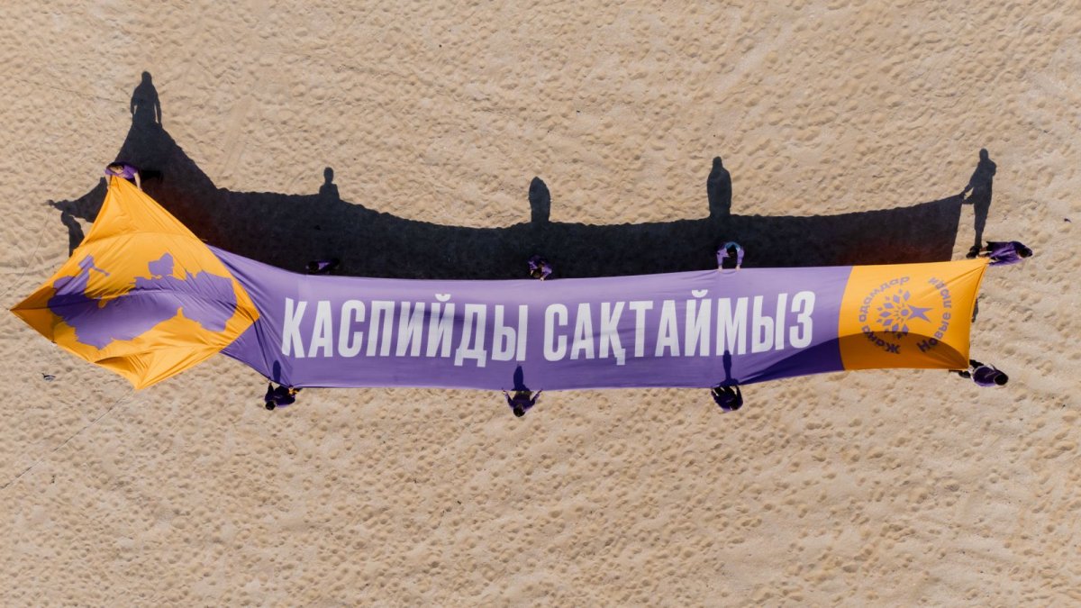 Активисты подняли 22-метрового змея в поддержку Каспия