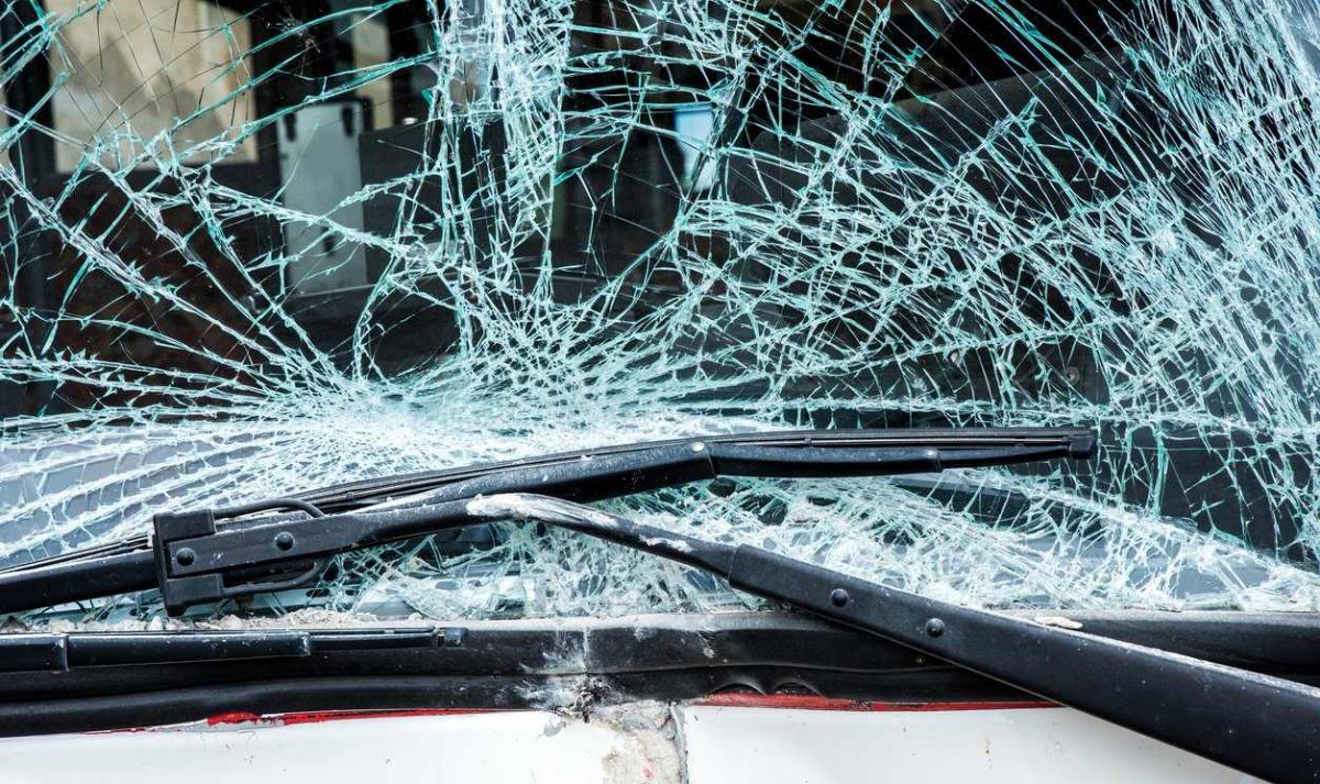 На мосту в Пришахтинске произошло ДТП, есть пострадавшие (ВИДЕО)