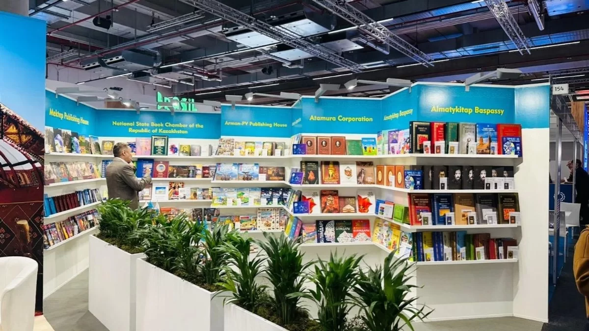 Монография об Абае вызвала интерес у посетителей международной выставки во Франкфурте