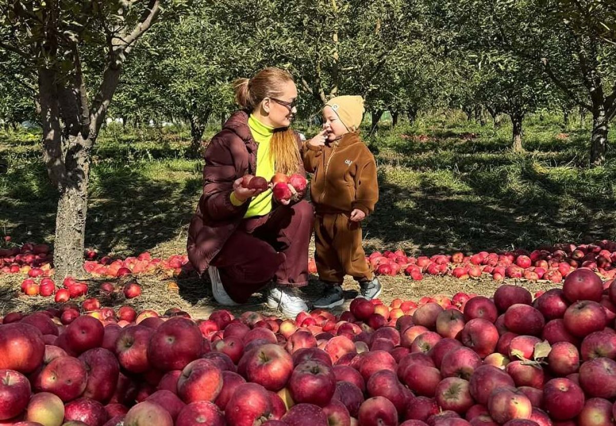 Внук Розы Рымбаевой побывал в яблоневом саду Алматы