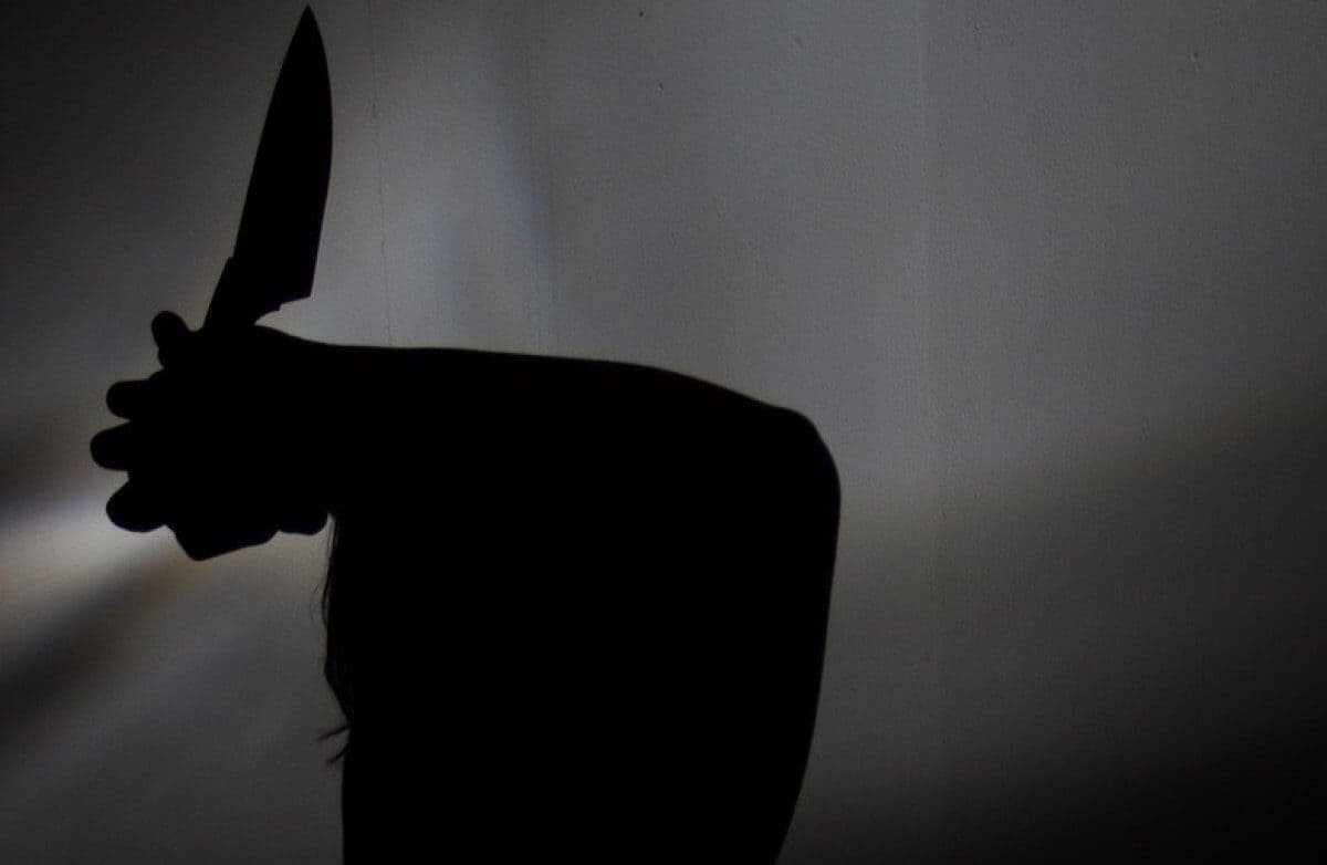 В Атырау женщина ударила ножом полицейского, защищая мужа