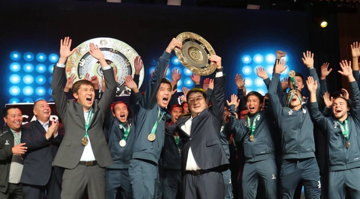 Аким Мангистауской области поздравил футболистов "Каспия" с выходом в Премьер-Лигу