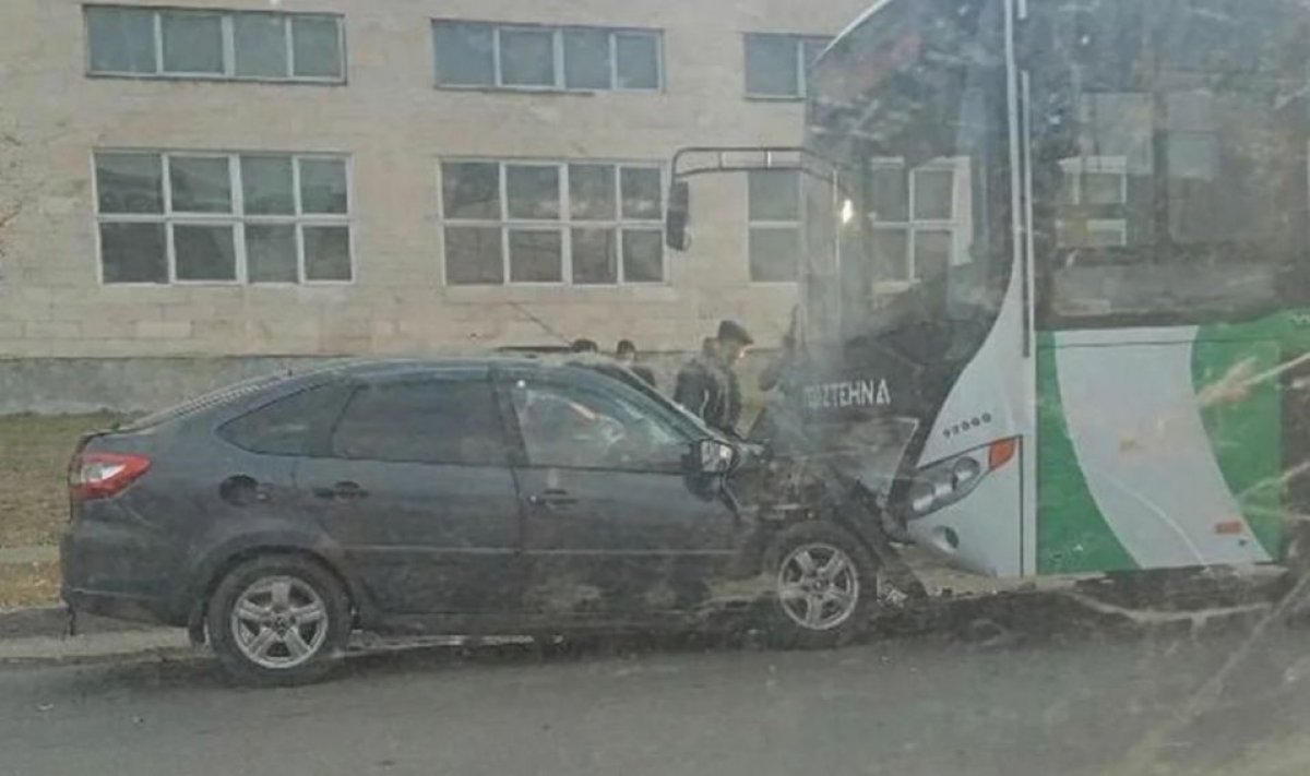 Автомобиль влетел в автобус в Петропавловске
