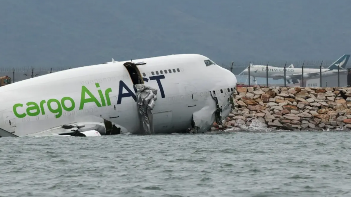 Boeing 747 рухнул в море в Гонконге, есть погибшие