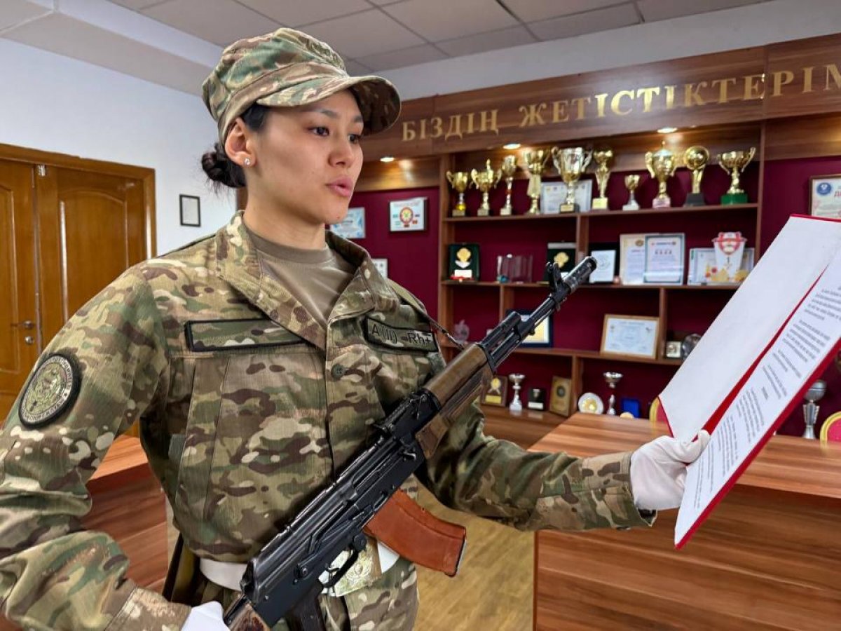 Алуа Балкибекова, двукратная чемпионка мира по боксу, приняла военную присягу