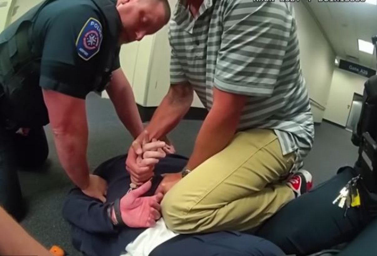 Бортпроводник выпил и напал на начальника перед вылетом