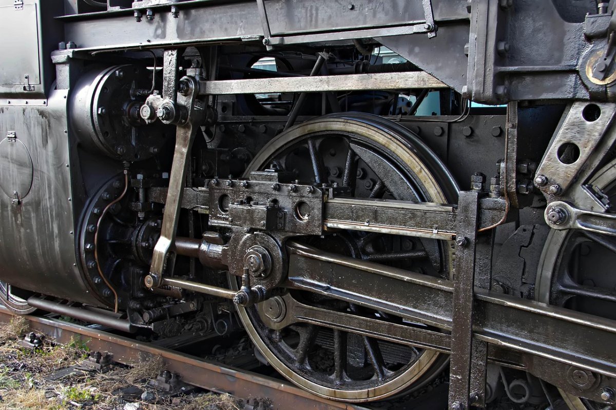 Мужчина попал под поезд в Семее