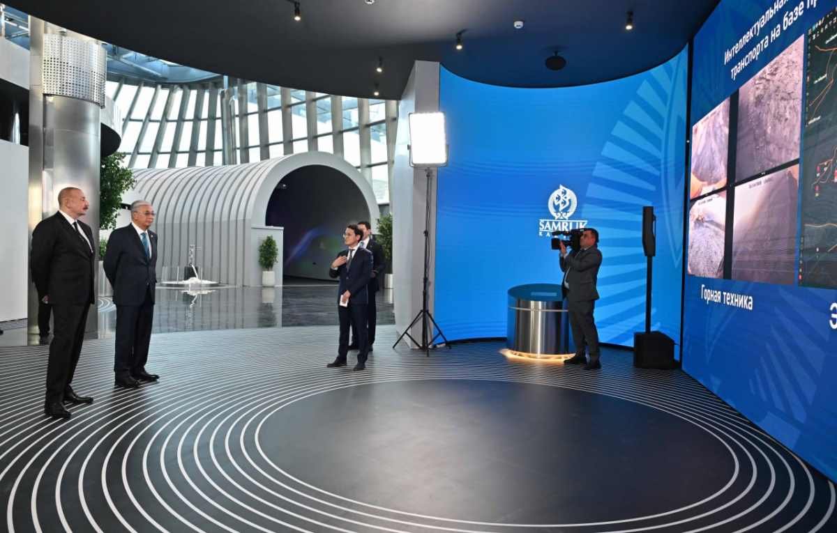 Токаев и Алиев посетили Международный центр искусственного интеллекта